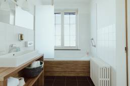 Geniet van onze badkamer met bad tijdens uw verblijf in Dilsen-Stokkem